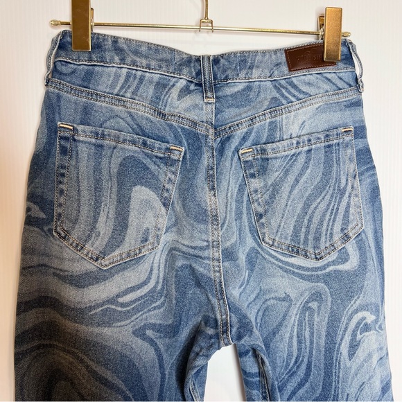 HOLLISTER Curvy High-Rise Mom Jeans in Marble Denim. Size 26 - Picture 6 of 9